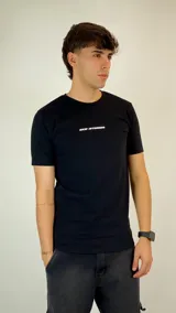 Remera de algodón color negro, de corte clásico y manga corta, con logo de la marca estampado en blanco en el centro del pecho.