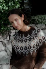 Buzo de punto color marrón chocolate con diseño de estampado nórdico en el canesú, cuello redondo y mangas largas.