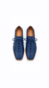 Zapatos acordonados de cuero color bordó, de punta cuadrada y taco bajo.