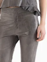 Capri ajustado de cuero ovino gris con acabado encerado, de tiro alto y diseño capri acampanado en las pantorrillas.