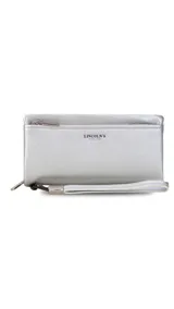 Billetera de mujer tipo sobre con correa de mano extraíble, confeccionada en material texturizado color tostado. Presenta un bolsillo frontal con cierre, compartimentos internos para tarjetas y logo de la marca grabado en el frente.