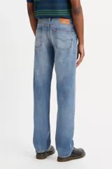 Jean de corte recto y relajado, con diseño de cinco bolsillos y cierre de bragueta. Presenta un lavado azul clásico con efecto desgastado.