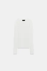 Top de punto fino y semitransparente color blanco, con cuello redondo y manga larga.