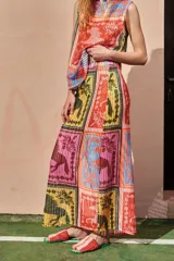 Falda larga de tejido liviano con estampado de mosaicos multicolores. Tiene tajo lateral y cintura elastizada.