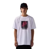 Remera blanca de manga corta con estampa de una rosa roja y el logo de la marca en el frente.