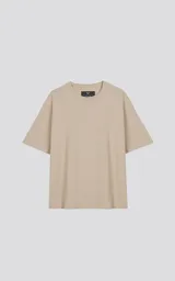 Remera de corte oversize con hombros caídos y largo a la cadera, confeccionada en algodón premium.