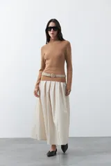 Polera de manga larga y cuello alto, confeccionada en tejido de punto fino, con un ajuste ceñido al cuerpo.