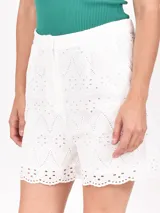 Short blanco con bordado calado, de tiro alto y corte holgado.