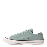 Championes Converse modelo Chuck Taylor All Star Ox, confeccionados en gamuza color verde menta, con puntera de goma blanca y suela de caucho vulcanizado.