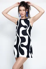 Vestido corto de corte halter con diseño holgado y estampado abstracto en blanco y negro.