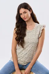 Musculosa blanca con estampado floreado sutil y volados en los hombros, de corte recto.