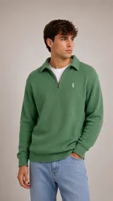 Buzo de punto acanalado color verde, con cuello polo y cierre frontal parcial. Presenta un pequeño bordado en el pecho y puños y ruedo elásticos.