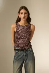 Musculosa de corte al cuerpo con cuello redondo y diseño sin mangas, confeccionada en tejido liso.