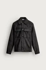 Sobrecamisa regular fit color negro efecto ante, con cuello solapa, manga larga con puño abotonado, bolsillos frontales con solapa y cierre de botones.