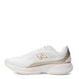 Championes de entrenamiento New Balance modelo Ctlyst, color blanco con detalles dorados y rosados. Confeccionados en material textil y sintético, presentan el logo 'N' lateral metalizado y suela chunky.