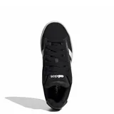Championes Adidas modelo Grand Court Alpha, color negro con las icónicas tres tiras laterales en blanco. Presentan una suela de plataforma baja en color blanco con base de goma, cierre mediante cordones y diseño de corte urbano.
