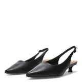 Zapato tipo slingback de cuero color blanco, con punta fina, taco bajo curvo y tira ajustable con hebilla en el talón.