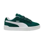 Championes Puma modelo Park Lifestyle Easy, color verde oscuro con detalles en blanco. Confeccionados en gamuza, cuentan con cordones anchos y suela de goma blanca.