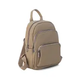 Mochila de tamaño mediano confeccionada en símil cuero color beige, con doble bolsillo frontal con cierre metálico, asa de mano superior y correas regulables de cinta tejida.