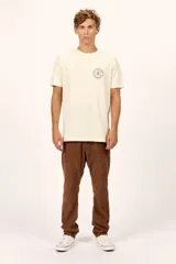 Remera Billabong de manga corta color crudo, con cuello redondo y pequeño estampado circular en el pecho.