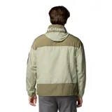 Campera cortaviento Columbia Challenger II Omni-Shield, color verde claro con detalles en verde militar. Cuenta con capucha ajustable, cierre frontal, bolsillos laterales con cierre y un bolsillo con cierre y detalle de red en la manga izquierda.