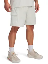 Short deportivo de la línea Curry de Under Armour, confeccionado en tejido elástico y ligero con tecnología repelente al agua. Presenta cintura elástica con cordón externo, bolsillos laterales abiertos y bolsillos con cierre, con un diseño funcional y transpirable.