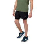 Short deportivo de running para hombre, con diseño de doble capa que incluye un short exterior ligero y un forro interior ajustado. Presenta logo reflectante en el lateral, cintura elástica y tejido técnico de secado rápido.