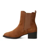 Botas tipo chelsea de gamuza color marrón, con paneles elásticos laterales a tono, taco cuadrado bajo y suela de goma.