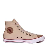 Championes Converse modelo Chuck Taylor All Star de caña alta, confeccionados en lona color beige. Presentan el parche clásico con el logo de la marca en el lateral, puntera de goma y suela de caucho con detalles en rojo.