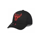Gorra negra con diseño estructurado, visera curva y el logo bordado de los Chicago Bulls en color rojo en la parte frontal.