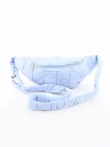 Riñonera acolchada celeste con correa ajustable y cierre superior con dije de flor.