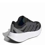 Championes Adidas Adirok de mujer, con diseño deportivo en color negro y mediasuela blanca con tecnología Cloudfoam. Presentan una estructura de malla transpirable con refuerzos sintéticos y cierre mediante cordones.
