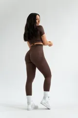 Calza negra de tiro alto con frunce en la parte trasera.