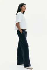 Pantalón de jogging azul marino, de corte amplio, con cintura elástica ajustable con cordón y bolsillos laterales.