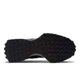 Championes urbanos New Balance modelo 327, con diseño retro inspirado en los años 70. Presentan una combinación de materiales en el empeine, con base de nailon y superposiciones de gamuza, destacando el logo N sobredimensionado en el lateral y una suela con relieve inspirada en modelos de trail.