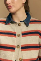 Cardigan de punto con diseño de rayas horizontales en tonos marrón, rosa y beige. Presenta cuello redondo, cierre frontal con botones y mangas largas con puños acanalados.