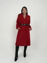 Tapado negro de lana rústica con cinto negro incluido, de corte oversized.