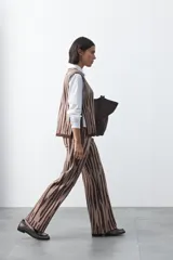 Pantalón de punto jacquard con diseño animal print, de corte recto y pierna levemente amplia, confeccionado en tejido flexible.