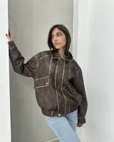 Campera bomber de cuero con efecto desgastado, color marrón chocolate. Presenta cuello clásico, cierre frontal con botones a presión, bolsillos laterales con solapa y puños y ruedo elásticos.