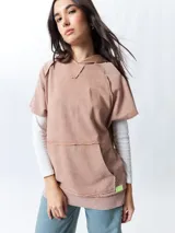 Chaleco negro lavado de algodón con capucha y gran bolsillo central. De corte oversized, holgado, suave y cómodo.