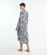Vestido chemise midi de viscosa con estampado abstracto en tonos azul y blanco. Tiene cuello solapa y cierre frontal con botones.