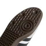 Championes Adidas modelo Samba ADV, de diseño clásico con base blanca, tres rayas laterales negras, puntera de gamuza gris y suela de goma color caramelo.