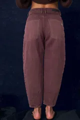 Jean de tiro medio con fit relajado y silueta holgada. Presenta un diseño de corte tipo slouchy con terminaciones levemente fruncidas en el bajo, en color negro lavado.
