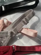 Pack de colaless regulables confeccionadas en algodón morley, con detalles de encaje lateral y tiras elásticas ajustables.