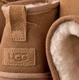 Botas de caña baja confeccionadas en ante de alta calidad, con plataforma elevada y forro interior de lana suave. Presentan un diseño minimalista con costuras visibles y tirador trasero.