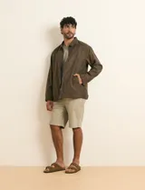 Campera de napa ecológica color marrón, con cierre frontal metálico, bolsillos laterales y cuello camisero.