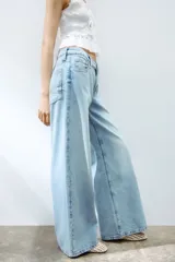 Jean baggy de tiro bajo en denim de algodón rígido, con piernas amplias y diseño de cinco bolsillos.
