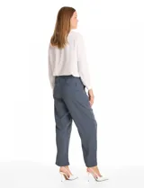 Pantalon de corte relajado color beige, con cintura plana en el frente y elástica en la parte posterior. Presenta pierna de corte recto, bolsillos laterales diagonales y bolsillos traseros simulados.