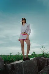 Short blanco con volados y lazo rosado.