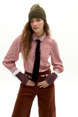 Camisa de algodón con estampado de cuadros vichy en tonos rojo y blanco. Presenta cuello redondo con detalle de bordado calado, mangas largas con puños decorados con encaje y alforzas en el frente.